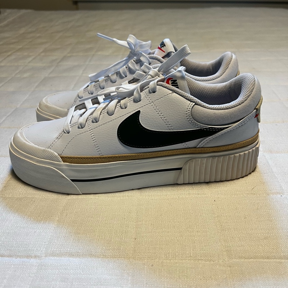Nike White and Black Minimalist Sneakers